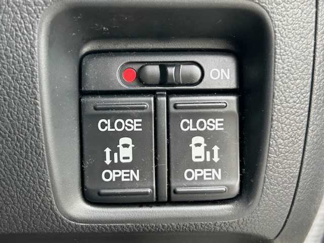 ホンダ Ｎ ＢＯＸ 2トーン カスタム SSパッケージ 道央・札幌 2014(平26)年 8.1万km プレミアムホワイトパール ●Ｃｕｓｔｏｍ　ＳＳパッケージ/●4WD/●ギャザーズナビ/CD /DVD /BT /SD /地デジ/●バックカメラ/●ETC2.0/●両側パワースライドドア/●シートヒーター（運転席/助手席）/●あんしんパッケージ/シティブレーキアクティブシステム/前席用i-サイドエアバッグシステム/サイドカーテンエアバッグシステム/●ピアノブラック調インパネガーニッシュ/●クロームメッキ・セレクトレバーボタン/●オーディオリモートコントロールスイッチ/●14インチアルミホイール/●HIDヘッドライト/●フォグライト/●ドアミラーウインカー/●VSA（ABS＋TCS＋横すべり抑制）/●エマージェンシーストップシグナル/●ヒルスタートアシスト機能/●アイドリングストップ/●ECONスイッチ/●運転席ハイトアジャスター/●スマートキー2個/●保証書/●取扱説明書