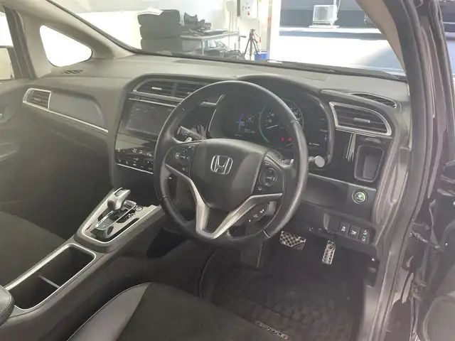 ホンダ シャトル ハイブリッド X ホンダセンシング 滋賀県 2017(平29)年 7.1万km ミスティックガーネットP 純正7インチナビ/【Bluetooth/CD/DVD/フルセグTV】/ハーフレザーシート/ホンダセンシング/・衝突軽減ブレーキ/・誤発進抑制機能/・歩行者事故低減ステアリング/・路外逸脱抑制機能/・アダプティブクルーズコントロール/・LKAS〈車線維持支援システム〉/・先行車発進お知らせ機能/・標識認識機能/バックカメラ/LEDヘッドライト/D/Nシートヒーター/前方ドライブレコーダー/MTモード付AT/純正フロアマット/プッシュスタート/スマートキー/ステアリングリモコン