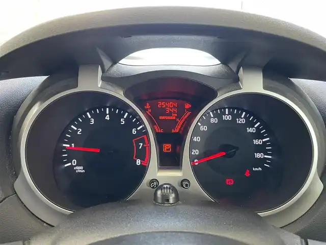 日産 ジューク 15RX Vセレクション 愛知県 2016(平28)年 2.6万km ラディアントレッド ワンオーナー/純正メモリナビ〈MJ116D-W〉/フルセグＴＶ/CD/AUX/バックカメラ/ビルトインETC/純正フロアマット/アイドリングストップ/車線逸脱警報/エマージェンシーブレーキ/ビークルダイナミクスコントロール/ステアリングスイッチ/フロントフォグランプ