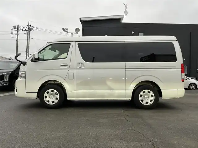 トヨタ ハイエース GL ロング 群馬県 2024(令6)年 1万km ホワイトパールクリスタルシャイン トヨタセーフティセンス/・プリクラッシュセーフティ/・レーンディパーチャーアラート/・オートマチックハイビーム/・クリアランスソナー/・パーキングサポートブレーキ/ALPINEナビ/　　Bluetooth/フルセグ/SD/    USB/FM/AM/パノラミックビューモニター/デジタルインナーミラー/助手席側パワースライドドア/10人乗り/4WD/ALPINE12.8型フリップダウンモニター/前後ドライブレコーダー（ナビ連動）/オートLEDヘッドライト/フォグランプ/スマートキー/ステアリングスイッチ