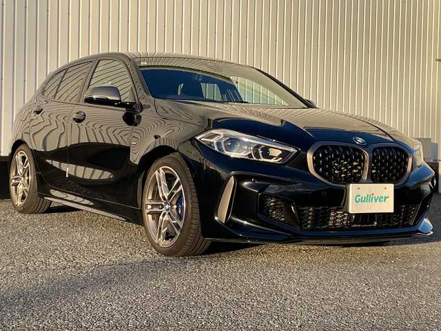 ＢＭＷ ＢＭＷ Ｍ１３５ｉ xDrive 千葉県 2023(令5)年 1.1万km サファイアブラックP 純正10.25インチiDriveナビゲーション/(AM/FM/Bluetooth)/前後ドライブレコーダー/ヘッドアップディスプレイ/ブラインドスポットモニター/ワイヤレス充電/社外レーダー/衝突被害軽減システム/車線逸脱警報/バックカメラ/クルーズコントロール/横滑り防止装置/ETC/アイドリングストップ/LEDヘッドライト/オートライト/ウィンカーミラー/電動格納ミラー/純正18インチAW/シートヒーター/シートリフター/禁煙車/プッシュスタート/スマートキー/フロアマット/スペアキー/取扱説明書/保証書