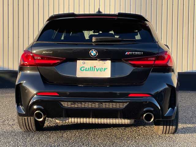 ＢＭＷ ＢＭＷ Ｍ１３５ｉ xDrive 千葉県 2023(令5)年 1.1万km サファイアブラックP 純正10.25インチiDriveナビゲーション/(AM/FM/Bluetooth)/前後ドライブレコーダー/ヘッドアップディスプレイ/ブラインドスポットモニター/ワイヤレス充電/社外レーダー/衝突被害軽減システム/車線逸脱警報/バックカメラ/クルーズコントロール/横滑り防止装置/ETC/アイドリングストップ/LEDヘッドライト/オートライト/ウィンカーミラー/電動格納ミラー/純正18インチAW/シートヒーター/シートリフター/禁煙車/プッシュスタート/スマートキー/フロアマット/スペアキー/取扱説明書/保証書