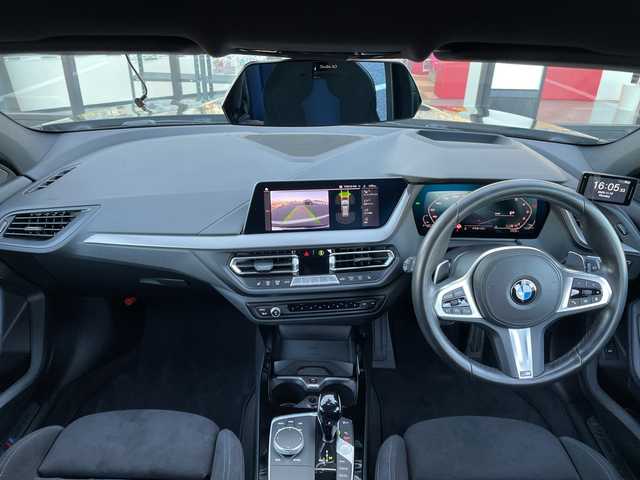 ＢＭＷ ＢＭＷ Ｍ１３５ｉ xDrive 千葉県 2023(令5)年 1.1万km サファイアブラックP 純正10.25インチiDriveナビゲーション/(AM/FM/Bluetooth)/前後ドライブレコーダー/ヘッドアップディスプレイ/ブラインドスポットモニター/ワイヤレス充電/社外レーダー/衝突被害軽減システム/車線逸脱警報/バックカメラ/クルーズコントロール/横滑り防止装置/ETC/アイドリングストップ/LEDヘッドライト/オートライト/ウィンカーミラー/電動格納ミラー/純正18インチAW/シートヒーター/シートリフター/禁煙車/プッシュスタート/スマートキー/フロアマット/スペアキー/取扱説明書/保証書