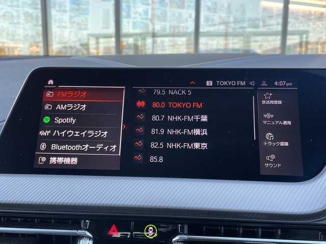 ＢＭＷ ＢＭＷ Ｍ１３５ｉ xDrive 千葉県 2023(令5)年 1.1万km サファイアブラックP 純正10.25インチiDriveナビゲーション/(AM/FM/Bluetooth)/前後ドライブレコーダー/ヘッドアップディスプレイ/ブラインドスポットモニター/ワイヤレス充電/社外レーダー/衝突被害軽減システム/車線逸脱警報/バックカメラ/クルーズコントロール/横滑り防止装置/ETC/アイドリングストップ/LEDヘッドライト/オートライト/ウィンカーミラー/電動格納ミラー/純正18インチAW/シートヒーター/シートリフター/禁煙車/プッシュスタート/スマートキー/フロアマット/スペアキー/取扱説明書/保証書