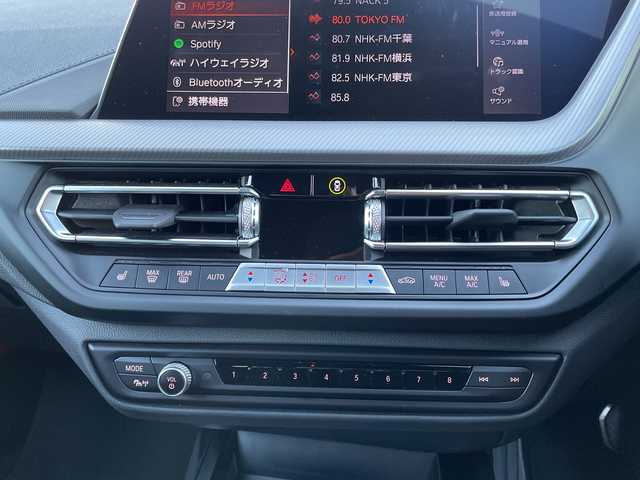 ＢＭＷ ＢＭＷ Ｍ１３５ｉ xDrive 千葉県 2023(令5)年 1.1万km サファイアブラックP 純正10.25インチiDriveナビゲーション/(AM/FM/Bluetooth)/前後ドライブレコーダー/ヘッドアップディスプレイ/ブラインドスポットモニター/ワイヤレス充電/社外レーダー/衝突被害軽減システム/車線逸脱警報/バックカメラ/クルーズコントロール/横滑り防止装置/ETC/アイドリングストップ/LEDヘッドライト/オートライト/ウィンカーミラー/電動格納ミラー/純正18インチAW/シートヒーター/シートリフター/禁煙車/プッシュスタート/スマートキー/フロアマット/スペアキー/取扱説明書/保証書