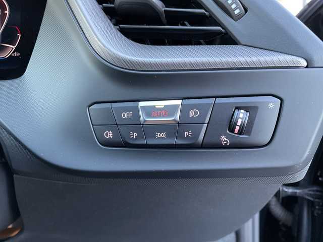 ＢＭＷ ＢＭＷ Ｍ１３５ｉ xDrive 千葉県 2023(令5)年 1.1万km サファイアブラックP 純正10.25インチiDriveナビゲーション/(AM/FM/Bluetooth)/前後ドライブレコーダー/ヘッドアップディスプレイ/ブラインドスポットモニター/ワイヤレス充電/社外レーダー/衝突被害軽減システム/車線逸脱警報/バックカメラ/クルーズコントロール/横滑り防止装置/ETC/アイドリングストップ/LEDヘッドライト/オートライト/ウィンカーミラー/電動格納ミラー/純正18インチAW/シートヒーター/シートリフター/禁煙車/プッシュスタート/スマートキー/フロアマット/スペアキー/取扱説明書/保証書