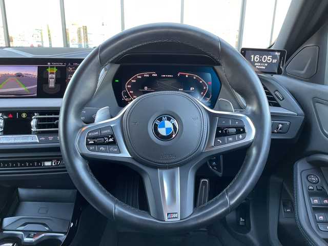 ＢＭＷ ＢＭＷ Ｍ１３５ｉ xDrive 千葉県 2023(令5)年 1.1万km サファイアブラックP 純正10.25インチiDriveナビゲーション/(AM/FM/Bluetooth)/前後ドライブレコーダー/ヘッドアップディスプレイ/ブラインドスポットモニター/ワイヤレス充電/社外レーダー/衝突被害軽減システム/車線逸脱警報/バックカメラ/クルーズコントロール/横滑り防止装置/ETC/アイドリングストップ/LEDヘッドライト/オートライト/ウィンカーミラー/電動格納ミラー/純正18インチAW/シートヒーター/シートリフター/禁煙車/プッシュスタート/スマートキー/フロアマット/スペアキー/取扱説明書/保証書