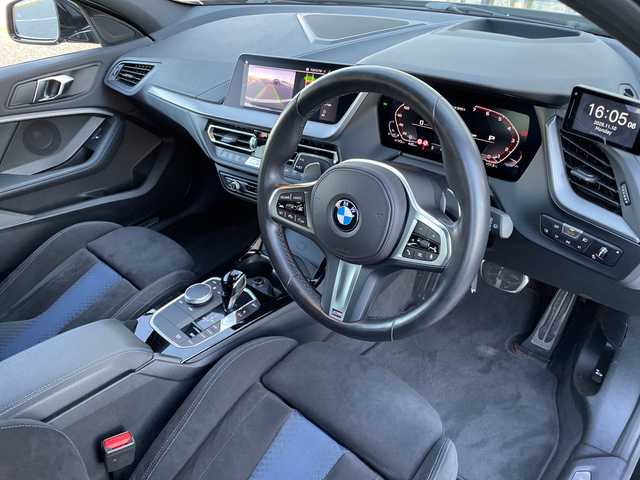 ＢＭＷ ＢＭＷ Ｍ１３５ｉ xDrive 千葉県 2023(令5)年 1.1万km サファイアブラックP 純正10.25インチiDriveナビゲーション/(AM/FM/Bluetooth)/前後ドライブレコーダー/ヘッドアップディスプレイ/ブラインドスポットモニター/ワイヤレス充電/社外レーダー/衝突被害軽減システム/車線逸脱警報/バックカメラ/クルーズコントロール/横滑り防止装置/ETC/アイドリングストップ/LEDヘッドライト/オートライト/ウィンカーミラー/電動格納ミラー/純正18インチAW/シートヒーター/シートリフター/禁煙車/プッシュスタート/スマートキー/フロアマット/スペアキー/取扱説明書/保証書