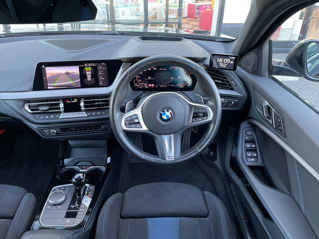 ＢＭＷ ＢＭＷ Ｍ１３５ｉ xDrive 千葉県 2023(令5)年 1.1万km サファイアブラックP 純正10.25インチiDriveナビゲーション/(AM/FM/Bluetooth)/前後ドライブレコーダー/ヘッドアップディスプレイ/ブラインドスポットモニター/ワイヤレス充電/社外レーダー/衝突被害軽減システム/車線逸脱警報/バックカメラ/クルーズコントロール/横滑り防止装置/ETC/アイドリングストップ/LEDヘッドライト/オートライト/ウィンカーミラー/電動格納ミラー/純正18インチAW/シートヒーター/シートリフター/禁煙車/プッシュスタート/スマートキー/フロアマット/スペアキー/取扱説明書/保証書
