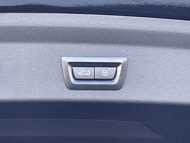 ＢＭＷ ＢＭＷ Ｍ１３５ｉ xDrive 千葉県 2023(令5)年 1.1万km サファイアブラックP 純正10.25インチiDriveナビゲーション/(AM/FM/Bluetooth)/前後ドライブレコーダー/ヘッドアップディスプレイ/ブラインドスポットモニター/ワイヤレス充電/社外レーダー/衝突被害軽減システム/車線逸脱警報/バックカメラ/クルーズコントロール/横滑り防止装置/ETC/アイドリングストップ/LEDヘッドライト/オートライト/ウィンカーミラー/電動格納ミラー/純正18インチAW/シートヒーター/シートリフター/禁煙車/プッシュスタート/スマートキー/フロアマット/スペアキー/取扱説明書/保証書