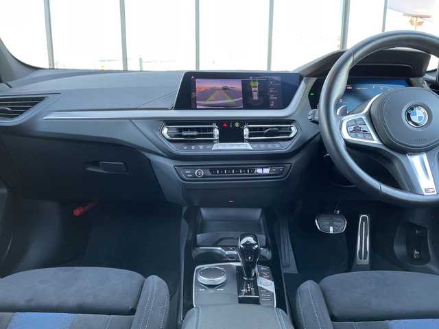 ＢＭＷ ＢＭＷ Ｍ１３５ｉ xDrive 千葉県 2023(令5)年 1.1万km サファイアブラックP 純正10.25インチiDriveナビゲーション/(AM/FM/Bluetooth)/前後ドライブレコーダー/ヘッドアップディスプレイ/ブラインドスポットモニター/ワイヤレス充電/社外レーダー/衝突被害軽減システム/車線逸脱警報/バックカメラ/クルーズコントロール/横滑り防止装置/ETC/アイドリングストップ/LEDヘッドライト/オートライト/ウィンカーミラー/電動格納ミラー/純正18インチAW/シートヒーター/シートリフター/禁煙車/プッシュスタート/スマートキー/フロアマット/スペアキー/取扱説明書/保証書