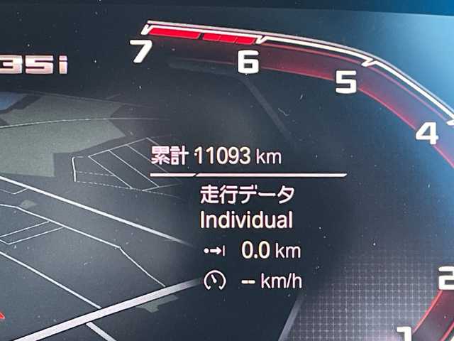 ＢＭＷ ＢＭＷ Ｍ１３５ｉ xDrive 千葉県 2023(令5)年 1.1万km サファイアブラックP 純正10.25インチiDriveナビゲーション/(AM/FM/Bluetooth)/前後ドライブレコーダー/ヘッドアップディスプレイ/ブラインドスポットモニター/ワイヤレス充電/社外レーダー/衝突被害軽減システム/車線逸脱警報/バックカメラ/クルーズコントロール/横滑り防止装置/ETC/アイドリングストップ/LEDヘッドライト/オートライト/ウィンカーミラー/電動格納ミラー/純正18インチAW/シートヒーター/シートリフター/禁煙車/プッシュスタート/スマートキー/フロアマット/スペアキー/取扱説明書/保証書