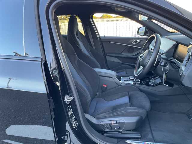 ＢＭＷ ＢＭＷ Ｍ１３５ｉ xDrive 千葉県 2023(令5)年 1.1万km サファイアブラックP 純正10.25インチiDriveナビゲーション/(AM/FM/Bluetooth)/前後ドライブレコーダー/ヘッドアップディスプレイ/ブラインドスポットモニター/ワイヤレス充電/社外レーダー/衝突被害軽減システム/車線逸脱警報/バックカメラ/クルーズコントロール/横滑り防止装置/ETC/アイドリングストップ/LEDヘッドライト/オートライト/ウィンカーミラー/電動格納ミラー/純正18インチAW/シートヒーター/シートリフター/禁煙車/プッシュスタート/スマートキー/フロアマット/スペアキー/取扱説明書/保証書