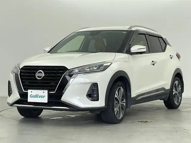 日産 キックス X ツートーンインテリアED 群馬県 2020(令2)年 5.5万km ブリリアントホワイトパール インテリジェントアラウンドビューモニター/インテリジェントルームミラー/========/純正9インチナビ/AM/FM/CD/DVD/BT/フルセグ/ETC/ナビ連動前方ドライブレコーダー/合皮シート/前席シートヒーター/ステアリングヒーター/寒冷地仕様/プロパイロット/インテリジェントエマージェンシーブレーキ/インテリジェントLI(車線逸脱防止支援システム)/LDW(車線逸脱警報)/インテリジェントDA(ふらつき警報)/踏み間違い衝突防止アシスト/フロント&バックソナー/アイドリングストップ/スマートキー/プッシュスタート/LEDヘッドライト