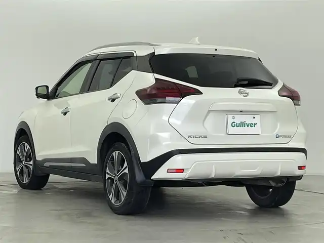 日産 キックス X ツートーンインテリアED 群馬県 2020(令2)年 5.5万km ブリリアントホワイトパール インテリジェントアラウンドビューモニター/インテリジェントルームミラー/========/純正9インチナビ/AM/FM/CD/DVD/BT/フルセグ/ETC/ナビ連動前方ドライブレコーダー/合皮シート/前席シートヒーター/ステアリングヒーター/寒冷地仕様/プロパイロット/インテリジェントエマージェンシーブレーキ/インテリジェントLI(車線逸脱防止支援システム)/LDW(車線逸脱警報)/インテリジェントDA(ふらつき警報)/踏み間違い衝突防止アシスト/フロント&バックソナー/アイドリングストップ/スマートキー/プッシュスタート/LEDヘッドライト