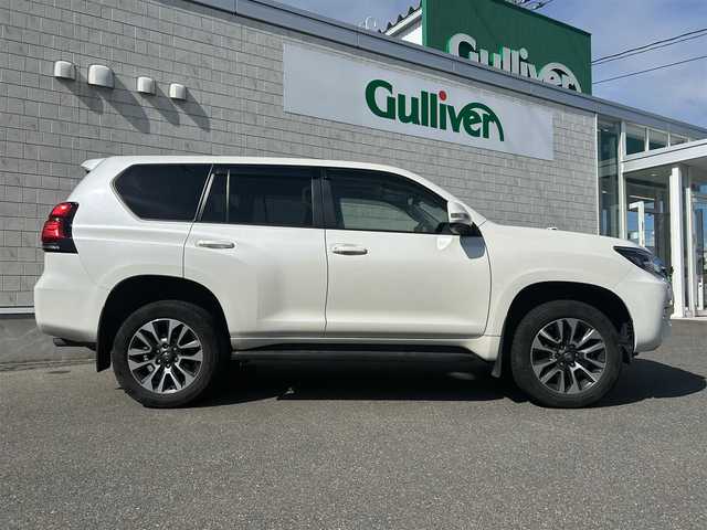 トヨタ ランドクルーザー プラド TX Lパッケージ 山形県 2022(令4)年 4.3万km ホワイトパールクリスタルシャイン ワンオーナー/4WD/純正9インチSDメモリナビ(NSZT-Y68T)/BT/CD/SD/フルセグTV/バックカメラ/本革シート/前席パワーシート/前席シートヒーター/前席エアシート/電動格納サードシート/追従機能付きクルーズコントロール/レーンキープアシスト/前後コーナーセンサー/LEDヘッドライト/前後フォグランプ/オートハイビーム/本革巻ステアリング/純正19インチAW/純正フロアマット