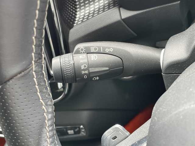 ボルボ ＸＣ４０ T4 AWD Rデザイン 千葉県 2018(平30)年 2.6万km 白 エクステリアスタイルキット/ハーマンカードン/純正ナビ/CD/DVD/USB/Bluetooth/ETC/ステアリングスイッチ/パドルシフト/レーダークルーズコントロール/オートライト/フォグランプ/全方向カメラ/ガラスルーフ/ハーフレザーシート/D+N席電動シート/D+N席シートヒーター/純正フロアマット/純正アルミホイール