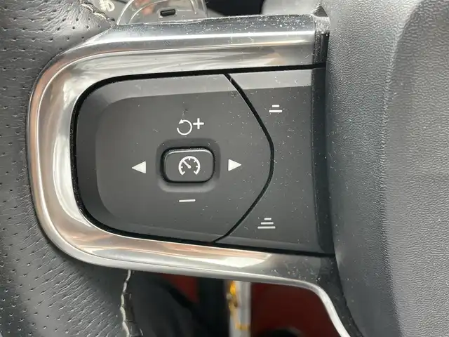 ボルボ ＸＣ４０ T4 AWD Rデザイン 千葉県 2018(平30)年 2.6万km 白 エクステリアスタイルキット/ハーマンカードン/純正ナビ/CD/DVD/USB/Bluetooth/ETC/ステアリングスイッチ/パドルシフト/レーダークルーズコントロール/オートライト/フォグランプ/全方向カメラ/ガラスルーフ/ハーフレザーシート/D+N席電動シート/D+N席シートヒーター/純正フロアマット/純正アルミホイール
