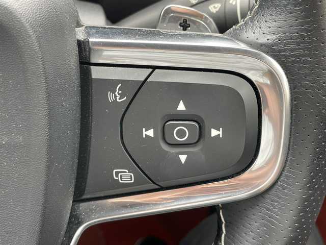 ボルボ ＸＣ４０ T4 AWD Rデザイン 千葉県 2018(平30)年 2.6万km 白 エクステリアスタイルキット/ハーマンカードン/純正ナビ/CD/DVD/USB/Bluetooth/ETC/ステアリングスイッチ/パドルシフト/レーダークルーズコントロール/オートライト/フォグランプ/全方向カメラ/ガラスルーフ/ハーフレザーシート/D+N席電動シート/D+N席シートヒーター/純正フロアマット/純正アルミホイール