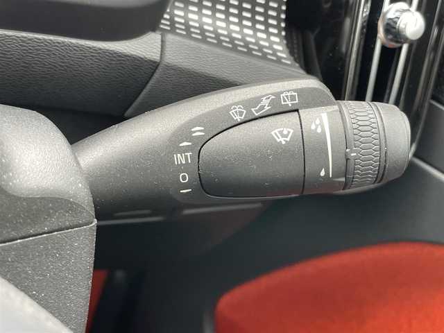 ボルボ ＸＣ４０ T4 AWD Rデザイン 千葉県 2018(平30)年 2.6万km 白 エクステリアスタイルキット/ハーマンカードン/純正ナビ/CD/DVD/USB/Bluetooth/ETC/ステアリングスイッチ/パドルシフト/レーダークルーズコントロール/オートライト/フォグランプ/全方向カメラ/ガラスルーフ/ハーフレザーシート/D+N席電動シート/D+N席シートヒーター/純正フロアマット/純正アルミホイール