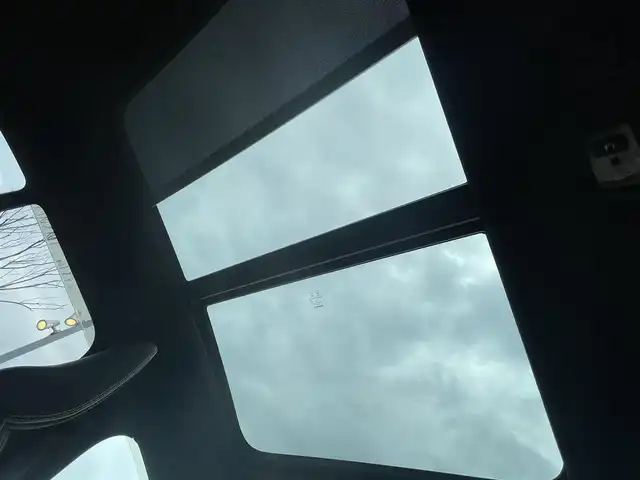ボルボ ＸＣ４０ T4 AWD Rデザイン 千葉県 2018(平30)年 2.6万km 白 エクステリアスタイルキット/ハーマンカードン/純正ナビ/CD/DVD/USB/Bluetooth/ETC/ステアリングスイッチ/パドルシフト/レーダークルーズコントロール/オートライト/フォグランプ/全方向カメラ/ガラスルーフ/ハーフレザーシート/D+N席電動シート/D+N席シートヒーター/純正フロアマット/純正アルミホイール