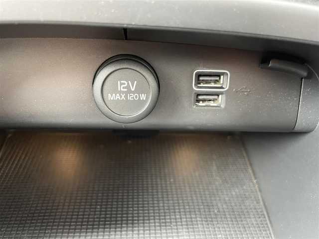 ボルボ ＸＣ４０ T4 AWD Rデザイン 千葉県 2018(平30)年 2.6万km 白 エクステリアスタイルキット/ハーマンカードン/純正ナビ/CD/DVD/USB/Bluetooth/ETC/ステアリングスイッチ/パドルシフト/レーダークルーズコントロール/オートライト/フォグランプ/全方向カメラ/ガラスルーフ/ハーフレザーシート/D+N席電動シート/D+N席シートヒーター/純正フロアマット/純正アルミホイール