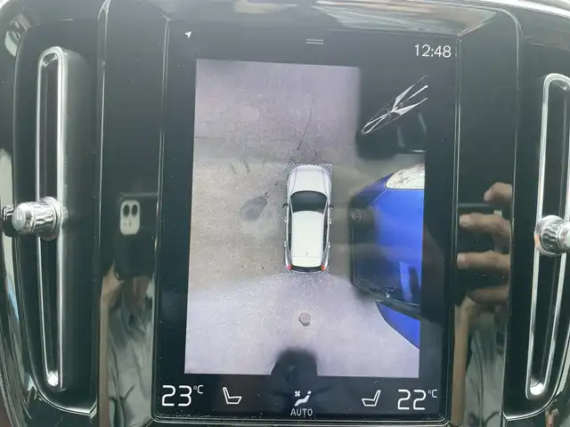 ボルボ ＸＣ４０ T4 AWD Rデザイン 千葉県 2018(平30)年 2.6万km 白 エクステリアスタイルキット/ハーマンカードン/純正ナビ/CD/DVD/USB/Bluetooth/ETC/ステアリングスイッチ/パドルシフト/レーダークルーズコントロール/オートライト/フォグランプ/全方向カメラ/ガラスルーフ/ハーフレザーシート/D+N席電動シート/D+N席シートヒーター/純正フロアマット/純正アルミホイール