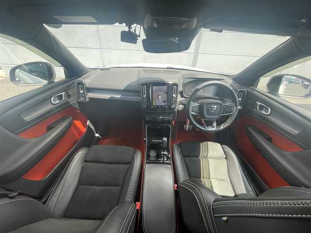 ボルボ ＸＣ４０ T4 AWD Rデザイン 千葉県 2018(平30)年 2.6万km 白 エクステリアスタイルキット/ハーマンカードン/純正ナビ/CD/DVD/USB/Bluetooth/ETC/ステアリングスイッチ/パドルシフト/レーダークルーズコントロール/オートライト/フォグランプ/全方向カメラ/ガラスルーフ/ハーフレザーシート/D+N席電動シート/D+N席シートヒーター/純正フロアマット/純正アルミホイール