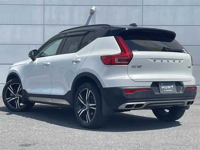 ボルボ ＸＣ４０ T4 AWD Rデザイン 千葉県 2018(平30)年 2.6万km 白 エクステリアスタイルキット/ハーマンカードン/純正ナビ/CD/DVD/USB/Bluetooth/ETC/ステアリングスイッチ/パドルシフト/レーダークルーズコントロール/オートライト/フォグランプ/全方向カメラ/ガラスルーフ/ハーフレザーシート/D+N席電動シート/D+N席シートヒーター/純正フロアマット/純正アルミホイール