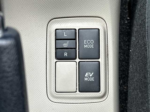 トヨタ アクア G 千葉県 2012(平24)年 8万km グレーメタリック ナビＮＳＣＰ－Ｗ６２　バックカメラ　ＢＴ　ＥＴＣ　シートヒーター　ナノイー　ワンセグＴＶ　ステアリングスイッチ　スマートキー　プッシュスタート 革巻きハンドル オートライト