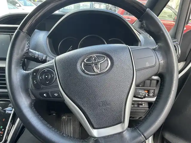 トヨタ エスクァイア Gi 兵庫県 2016(平28)年 12.4万km ホワイトパールクリスタルシャイン (株)IDOMが運営する【じしゃロン西宮店】の自社ローン対象車両になります。こちらは現金ご利用時の価格です。/自社ローンご希望の方は別途その旨お申付け下さい。/＊純正ナビ/＊ワンセグテレビ/＊バックカメラ/＊両側パワースライドドア/＊ETC/＊クルーズコントロール