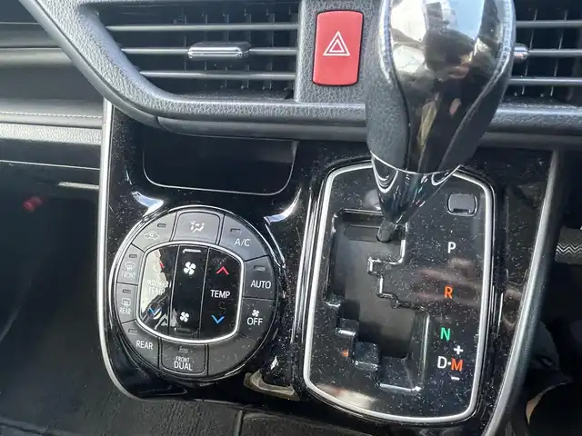 トヨタ エスクァイア Gi 兵庫県 2016(平28)年 12.4万km ホワイトパールクリスタルシャイン (株)IDOMが運営する【じしゃロン西宮店】の自社ローン対象車両になります。こちらは現金ご利用時の価格です。/自社ローンご希望の方は別途その旨お申付け下さい。/＊純正ナビ/＊ワンセグテレビ/＊バックカメラ/＊両側パワースライドドア/＊ETC/＊クルーズコントロール