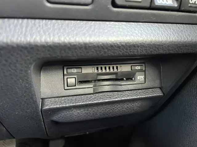 トヨタ エスクァイア Gi 兵庫県 2016(平28)年 12.4万km ホワイトパールクリスタルシャイン (株)IDOMが運営する【じしゃロン西宮店】の自社ローン対象車両になります。こちらは現金ご利用時の価格です。/自社ローンご希望の方は別途その旨お申付け下さい。/＊純正ナビ/＊ワンセグテレビ/＊バックカメラ/＊両側パワースライドドア/＊ETC/＊クルーズコントロール