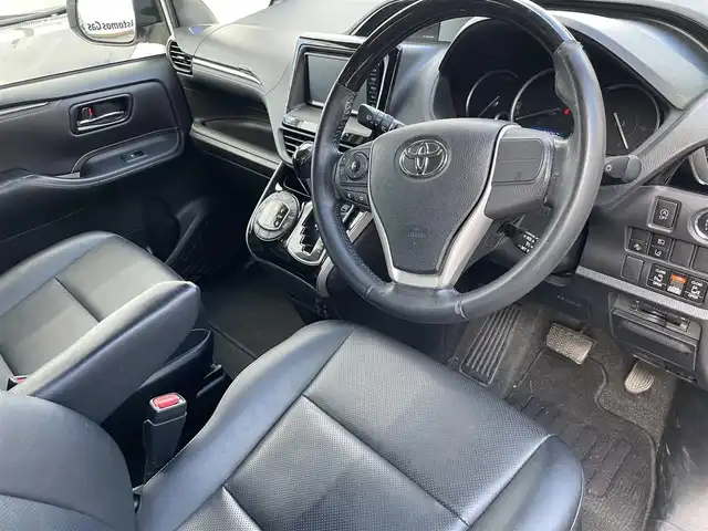 トヨタ エスクァイア Gi 兵庫県 2016(平28)年 12.4万km ホワイトパールクリスタルシャイン (株)IDOMが運営する【じしゃロン西宮店】の自社ローン対象車両になります。こちらは現金ご利用時の価格です。/自社ローンご希望の方は別途その旨お申付け下さい。/＊純正ナビ/＊ワンセグテレビ/＊バックカメラ/＊両側パワースライドドア/＊ETC/＊クルーズコントロール