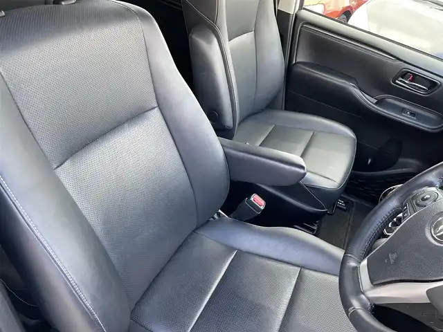 トヨタ エスクァイア Gi 兵庫県 2016(平28)年 12.4万km ホワイトパールクリスタルシャイン (株)IDOMが運営する【じしゃロン西宮店】の自社ローン対象車両になります。こちらは現金ご利用時の価格です。/自社ローンご希望の方は別途その旨お申付け下さい。/＊純正ナビ/＊ワンセグテレビ/＊バックカメラ/＊両側パワースライドドア/＊ETC/＊クルーズコントロール