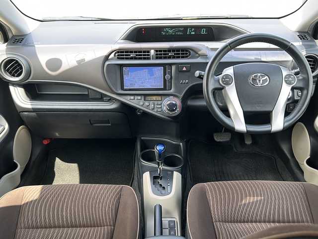 トヨタ アクア G 石川県 2013(平25)年 9.7万km ブラックマイカ 純正SDナビゲーション/【CD・DVD・SD・Bluetooth・フルセグTV】/型番：NSZT-W62G/バックカメラ/ステアリングリモコン/電動格納ミラー/プッシュスタート/・スマートキー/・スペアキー/ハロゲンライト/・オートライト/純正フロアマット/取扱説明書/保証書/記録簿