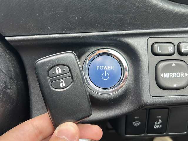 トヨタ アクア G 石川県 2013(平25)年 9.7万km ブラックマイカ 純正SDナビゲーション/【CD・DVD・SD・Bluetooth・フルセグTV】/型番：NSZT-W62G/バックカメラ/ステアリングリモコン/電動格納ミラー/プッシュスタート/・スマートキー/・スペアキー/ハロゲンライト/・オートライト/純正フロアマット/取扱説明書/保証書/記録簿