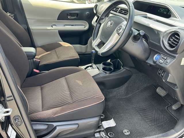 トヨタ アクア G 石川県 2013(平25)年 9.7万km ブラックマイカ 純正SDナビゲーション/【CD・DVD・SD・Bluetooth・フルセグTV】/型番：NSZT-W62G/バックカメラ/ステアリングリモコン/電動格納ミラー/プッシュスタート/・スマートキー/・スペアキー/ハロゲンライト/・オートライト/純正フロアマット/取扱説明書/保証書/記録簿