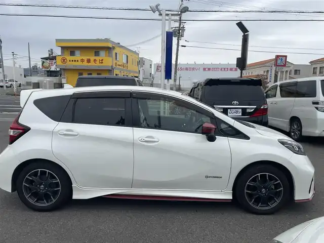 日産 ノート e－パワー ニスモ 和歌山県 2017(平29)年 7.4万km ブリリアントホワイトパール (株)IDOMが運営する【じしゃロン和歌山店】の自社ローン専用車両になります。こちらは現金またはオートローンご利用時の価格です。自社ローンご希望の方は別途その旨お申付け下さい/エマージェンシーブレーキ/レーンディパーチャーウォーニング/アラウンドビューモニター/インテリジェントルームミラー/純正ナビ(CD.DVD.BT.AUX)/フルセグTV/ニスモ専用シート/ETC/プッシュスタート/スマートキー/LEDヘッドライト