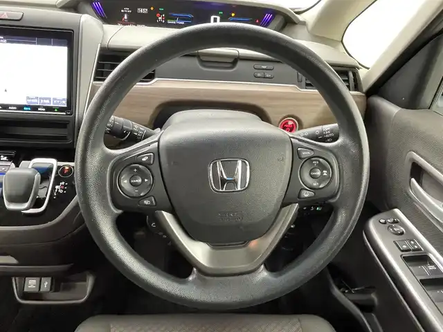 ホンダ フリード ハイブリット G ホンダセンシング 熊本県 2020(令2)年 4.7万km プレミアムクリスタルレッドM メーカーＯＰ９in純正メモリナビVXM-207VFNi/（AM・FM・BT・フルセグ・SD）/純正ビルトインETC/Bカメラ/純正前後ドライブレコーダー/追従クルーズコントロール/両側パワースライドドア/横滑り防止装置/衝突軽減システム/標識認識機能/先行車発進お知らせ機能/LEDヘッドライト/オートライト/エンジンスタートボタン/シートヒーターD+N/サンシェード/スマートキー/スペアキー1本/純正フロアマット