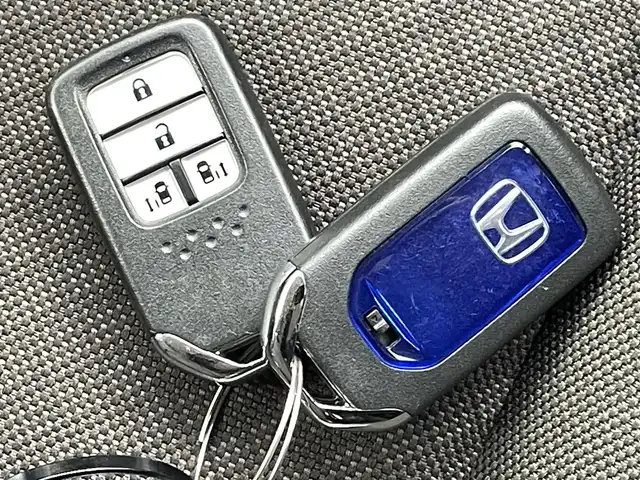 ホンダ フリード ハイブリット G ホンダセンシング 熊本県 2020(令2)年 4.7万km プレミアムクリスタルレッドM メーカーＯＰ９in純正メモリナビVXM-207VFNi/（AM・FM・BT・フルセグ・SD）/純正ビルトインETC/Bカメラ/純正前後ドライブレコーダー/追従クルーズコントロール/両側パワースライドドア/横滑り防止装置/衝突軽減システム/標識認識機能/先行車発進お知らせ機能/LEDヘッドライト/オートライト/エンジンスタートボタン/シートヒーターD+N/サンシェード/スマートキー/スペアキー1本/純正フロアマット