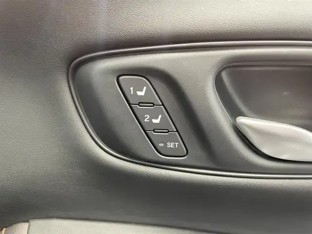 ホンダ ＺＲ－Ｖ ハイブリッド e:HEV Z 鹿児島県 2024(令6)年 2.4万km クリスタルブラックパール ワンオーナー/Honda SENSING/ブラインドスポットインフォメーション/後退出庫サポート/アダプティブドライビングビーム/マルチビューカメラシステム/Honda CONNECTディスプレー＋ETC2.0車載器＋ワイヤレス充電器/本革シート＋運転席8ウェイ助手席4ウェイパワーシート(ドライビングポジションシステム付)/運転席＆助手席シートヒーター/BOSEプレミアムサウンドシステム(12スピーカー)/ハンズフリーアクセスパワーテールゲート(予約クローズ機能付)/18インチアルミホイール(切削＋ベルリナブラック)/ドライブレコーダー【DRH-224SD】/禁煙