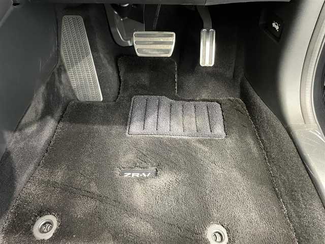 ホンダ ＺＲ－Ｖ ハイブリッド e:HEV Z 鹿児島県 2024(令6)年 2.4万km クリスタルブラックパール ワンオーナー/Honda SENSING/ブラインドスポットインフォメーション/後退出庫サポート/アダプティブドライビングビーム/マルチビューカメラシステム/Honda CONNECTディスプレー＋ETC2.0車載器＋ワイヤレス充電器/本革シート＋運転席8ウェイ助手席4ウェイパワーシート(ドライビングポジションシステム付)/運転席＆助手席シートヒーター/BOSEプレミアムサウンドシステム(12スピーカー)/ハンズフリーアクセスパワーテールゲート(予約クローズ機能付)/18インチアルミホイール(切削＋ベルリナブラック)/ドライブレコーダー【DRH-224SD】/禁煙