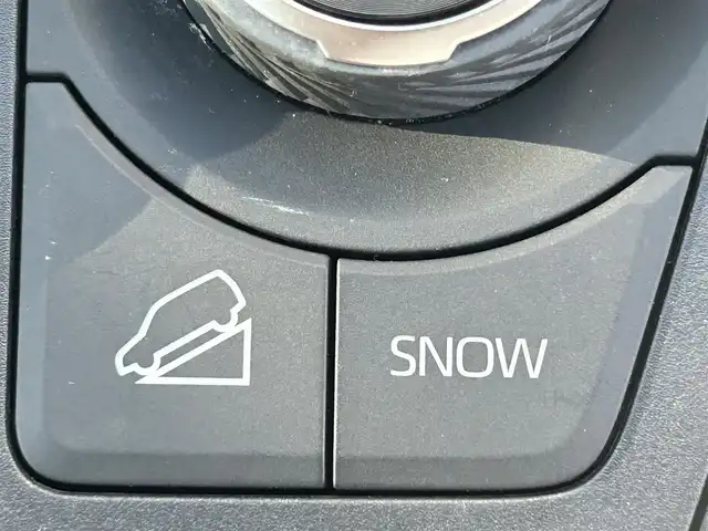 トヨタ ＲＡＶ４ アドベンチャー 熊本県 2022(令4)年 1.2万km センシュアルレッドマイカ 純正ディスプレイオーディオ/・ナビキット/・AM/FM/USB/BT/Miracast/・全周囲カメラ/JAOSプロテクターキット/・バンパープロテクター/・ノーズプロテクター/・サイドプロテクタ＾/・ピラープロテクター/トヨタセーフティセンス/・プリクラッシュセーフティ/・レーントレーシングアシスト/・ブラインドスポットモニター/・パーキングサポートブレーキ/・リアクロストラフィックアラート/・ロードサインアシスト/・オートマチックハイビーム/前席シートヒーター/クーラー/D席メモリ付きパワーシート/電動パーキングブレーキ/オートホールドブレーキ/革巻きステアリング/・ステアリングスイッチ/・ステアリングヒーター/ETC2.0/LEDヘッドライト/LEDフォグランプ/純正アルミホイール/純正フロアマット/純正ドアバイザー/電動格納ミラー/ウインカーミラー/スペアキー