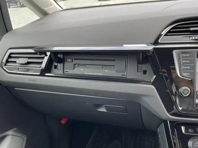 フォルクスワーゲン ゴルフ トゥーラン TSI ハイライン 長野県 2017(平29)年 5.9万km 白 ディーラー点検記録H30:R1:3:5:7年有り/・ワンオーナー　/・ディスカバープロ　　/・純正ナビフルセグTV　DVD　BTA/・バックカメラ　/・ＥＴＣ２．０　/・レーンアシスト　/・フロントアシスト/・プリクラッシュ　/・歩行者検知　/・ＡＣＣ　/・クルーズコントロール/・パドルシフト　/・アイドリングストップ　/・シートヒーター　/・ルーフレール/・純正17インチアルミ/・電子パーキングブレーキ/・オートホールド/・オートライト/・LEDヘットライト/・フォグライト/・スマートキー×２/・プッシュスタート/・保証書/・取説