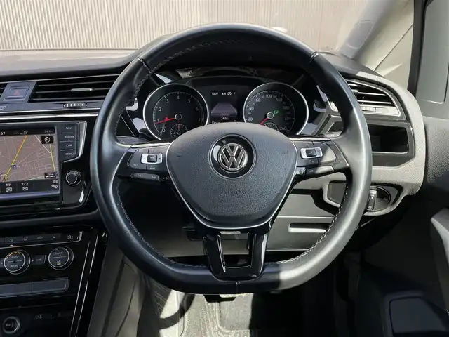 フォルクスワーゲン ゴルフ トゥーラン TSI ハイライン 長野県 2017(平29)年 5.9万km パール ディーラー点検記録H30:R1:3:5:7年有り/・ワンオーナー　/・ディスカバープロ　　/・純正ナビフルセグTV　DVD　BTA/・バックカメラ　/・ＥＴＣ２．０　/・レーンアシスト　/・フロントアシスト/・プリクラッシュ　/・歩行者検知　/・ＡＣＣ　/・クルーズコントロール/・パドルシフト　/・アイドリングストップ　/・シートヒーター　/・ルーフレール/・純正17インチアルミ/・電子パーキングブレーキ/・オートホールド/・オートライト/・LEDヘットライト/・フォグライト/・スマートキー×２/・プッシュスタート/・保証書/・取説