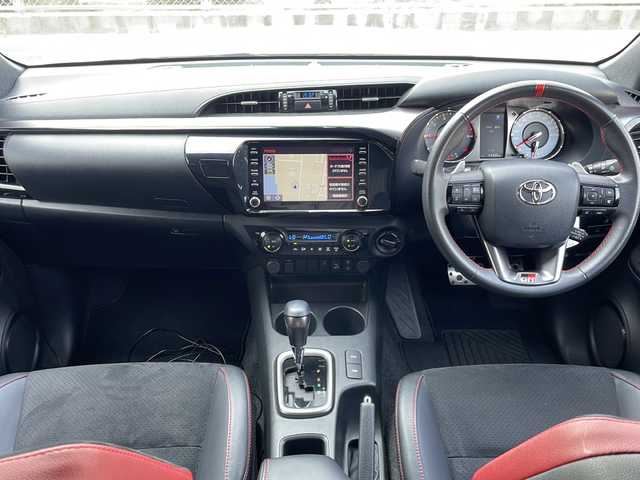 トヨタ ハイラックス Z GRスポーツ 山口県 2023(令5)年 1.2万km スーパーホワイトⅡ 8インチ純正ディスプレイオーディオ/T-connectナビキット/ワンオーナー/ETC2.0/パドルシフト/プッシュスタート＆スマートキー/パワーシート（運転席）/チップアップシート/安全装備/・プリクラッシュセーフティ/・レーンディパーチャーアラート（ヨーアシスト機能付）　/・レーダークルーズコントロール（ブレーキ制御付）　/・ロードサインアシスト/・先行車発進告知機能/・電子制動力配分制御付ABS＆ブレーキアシスト　/・横滑り抑制機能/・タイヤ空転抑制機能/・Variable Flow Control［VFC］/・ヒルスタートアシストコントロール/・ドライブスタートコントロール/LEDヘッドライト＆LEDフォグライト