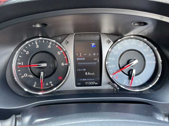 トヨタ ハイラックス Z GRスポーツ 山口県 2023(令5)年 1.2万km スーパーホワイトⅡ 8インチ純正ディスプレイオーディオ/T-connectナビキット/ワンオーナー/ETC2.0/パドルシフト/プッシュスタート＆スマートキー/パワーシート（運転席）/チップアップシート/安全装備/・プリクラッシュセーフティ/・レーンディパーチャーアラート（ヨーアシスト機能付）　/・レーダークルーズコントロール（ブレーキ制御付）　/・ロードサインアシスト/・先行車発進告知機能/・電子制動力配分制御付ABS＆ブレーキアシスト　/・横滑り抑制機能/・タイヤ空転抑制機能/・Variable Flow Control［VFC］/・ヒルスタートアシストコントロール/・ドライブスタートコントロール/LEDヘッドライト＆LEDフォグライト