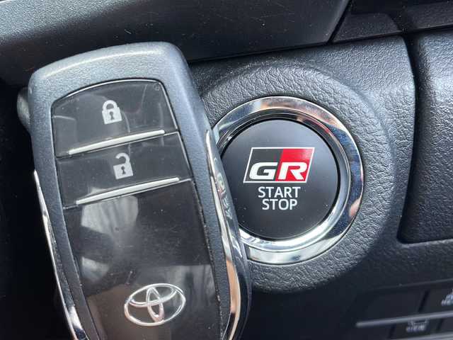 トヨタ ハイラックス Z GRスポーツ 山口県 2023(令5)年 1.2万km スーパーホワイトⅡ 8インチ純正ディスプレイオーディオ/T-connectナビキット/ワンオーナー/ETC2.0/パドルシフト/プッシュスタート＆スマートキー/パワーシート（運転席）/チップアップシート/安全装備/・プリクラッシュセーフティ/・レーンディパーチャーアラート（ヨーアシスト機能付）　/・レーダークルーズコントロール（ブレーキ制御付）　/・ロードサインアシスト/・先行車発進告知機能/・電子制動力配分制御付ABS＆ブレーキアシスト　/・横滑り抑制機能/・タイヤ空転抑制機能/・Variable Flow Control［VFC］/・ヒルスタートアシストコントロール/・ドライブスタートコントロール/LEDヘッドライト＆LEDフォグライト