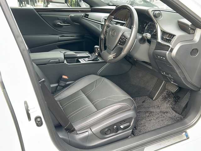 レクサス ＥＳ 300h バージョンL 鹿児島県 2019(令1)年 0.6万km 白 ワンオーナー/純正ナビ/Bluetooth/TV/DVD/CD/デジタルインナーミラー/全周囲カメラ/クルーズコントロール/LTA/シートヒーター/ハンドルヒーター/障害物アラーム/パワーシート/サンルーフ/USB/純正フロアマット/純正AW